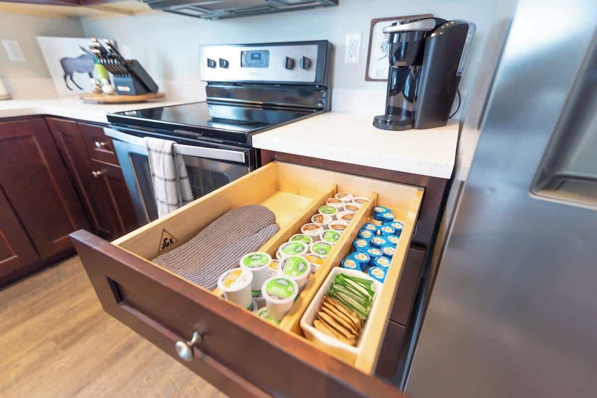 Cafetera y tetera, refrigerador, microondas y horno 
