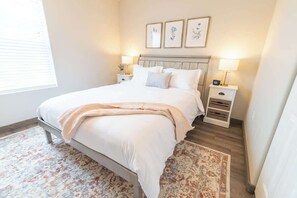 3 slaapkamers, een strijkplank/strijkijzer, reisbedje, wifi