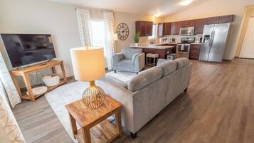 Una televisión, una oficina