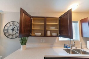 Shower, hair dryer, towels - Private Home, Full Kitchen, Laundry & Wi-Fi! (Wasilla)