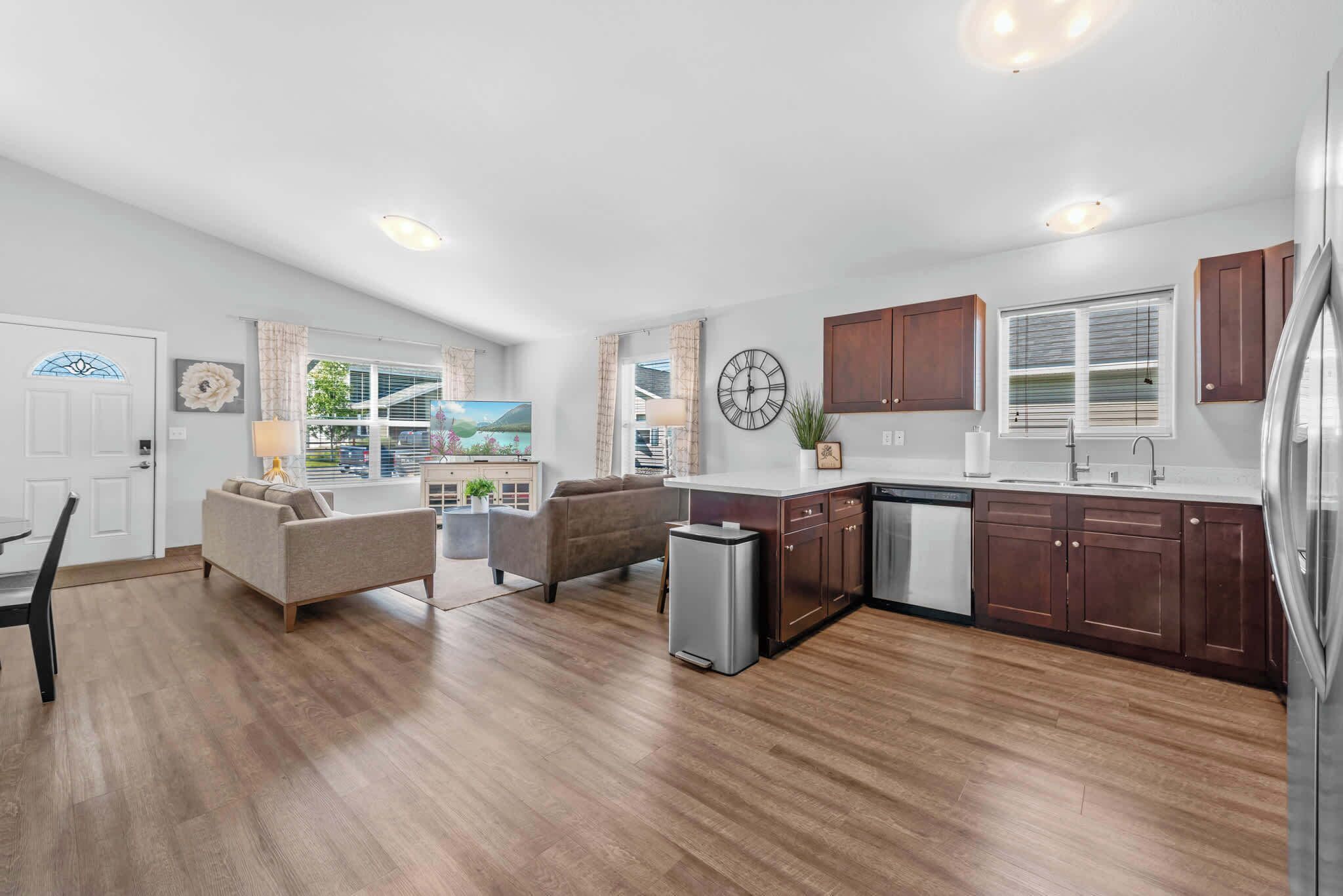 Un appartement moderne comprenant un salon, une cuisine et un coin repas.