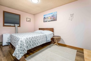 4 bedrooms, iron/ironing board, free WiFi, bed sheets