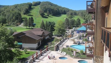 Alberca techada y alberca al aire libre