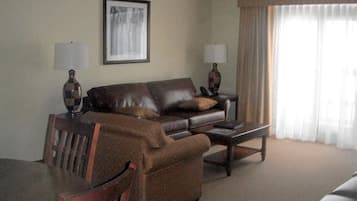 Televisión y chimenea