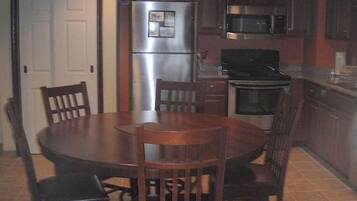 Cookware/dishes/utensils, dining tables