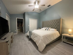 3 slaapkamers, een strijkplank/strijkijzer, gratis wifi, beddengoed