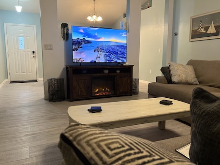 Smart TV, fireplace. Spacious House near Downtown Deland