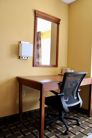 Mobiliario individual, escritorio, espacio para trabajar con un portátil