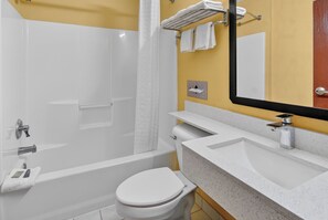 Combined shower/tub, towels