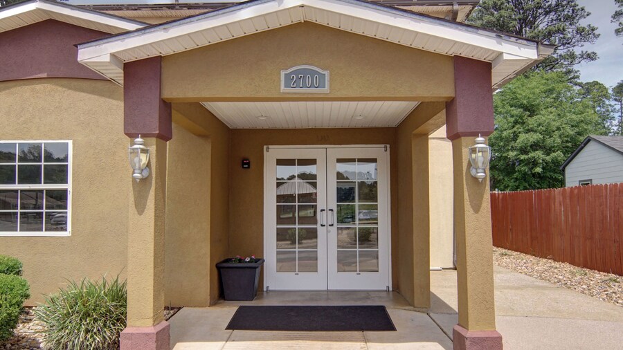 HomeTown Inn & Suites