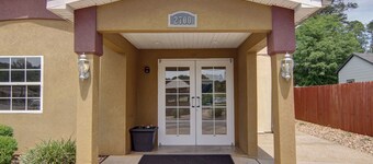 HomeTown Inn & Suites