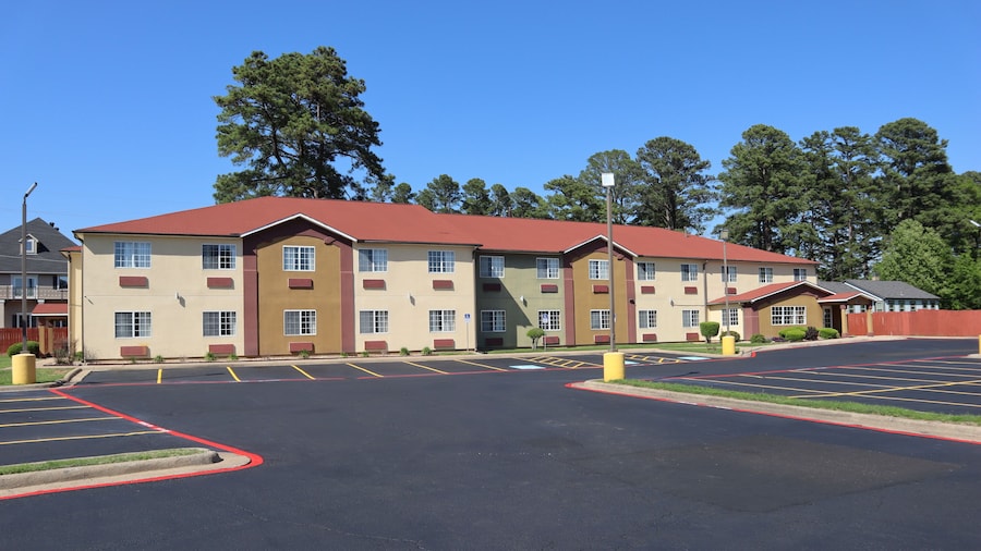 HomeTown Inn & Suites
