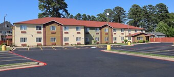 HomeTown Inn & Suites