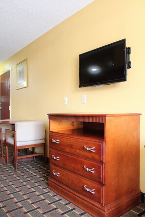 Individually furnished, desk, laptop workspace, iron/ironing board - HomeTown Inn & Suites (Longview)