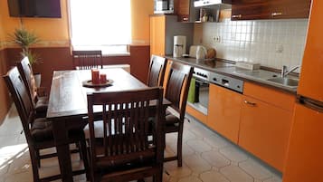 Standard-Apartment, eigenes Bad, Flussblick (Ferienwohnung 2) | Gemeinschaftsküche | Hochstuhl