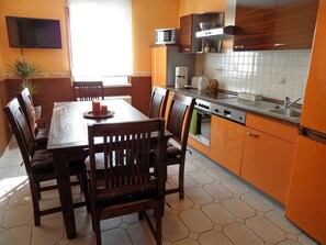 Standard-huoneisto, oma kylpyhuone, jokinäköala (Ferienwohnung 2) | Jaettu keittiö | Syöttötuoli