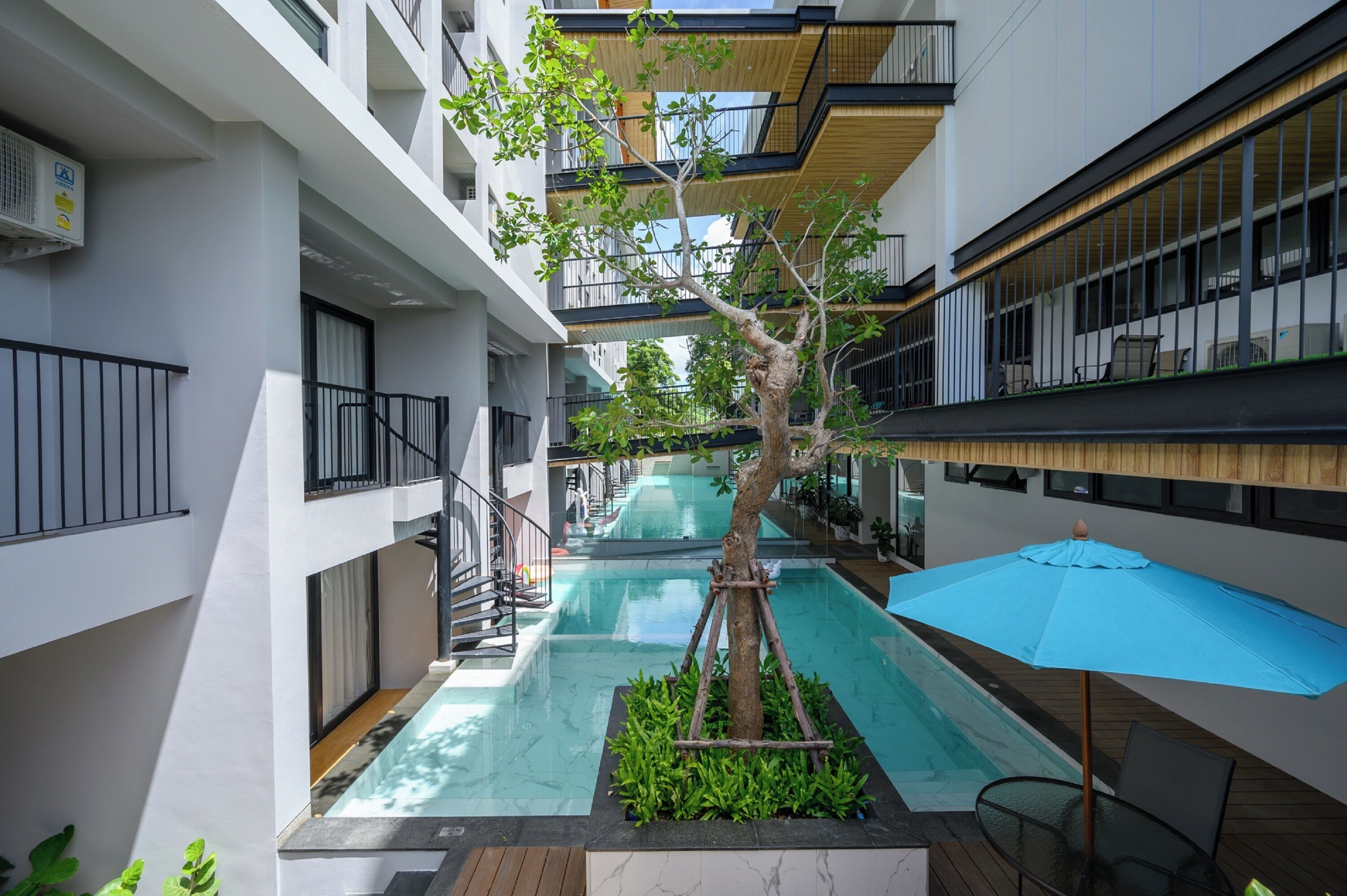 สระว่ายน้ำกลางแจ้ง