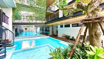 Una piscina al aire libre