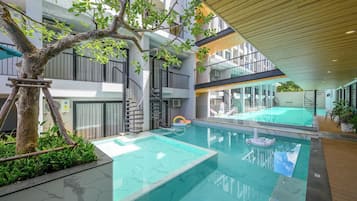 Una piscina al aire libre