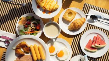 Se ofrece un desayuno bufé (250 THB por persona)