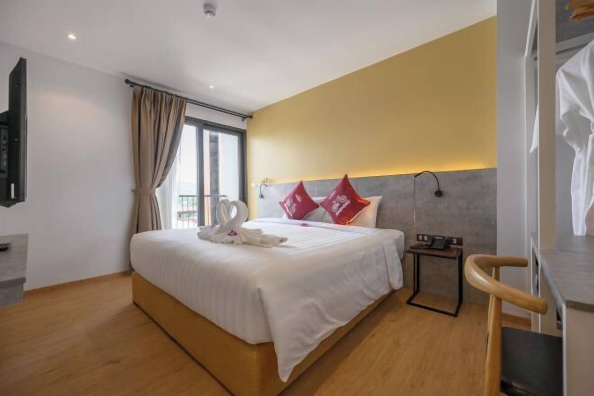 In-room safe, desk, rollaway beds, free WiFi