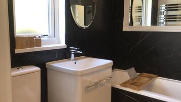 Hus | Bad | Separat badekar og dusj, dype avslapningsbadekar, hårføner og håndklær