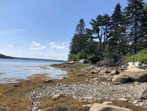 على الشاطئ، كراسي للتشمس، مناشف للشاطئ