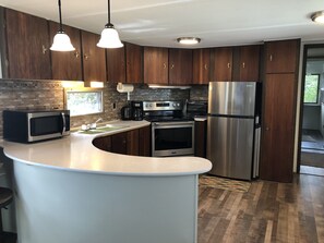 ثلاجة، ميكروويف، فرن، موقد طهي مسطح