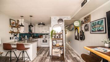 Frigorífico, microondas, horno y placa de cocina