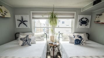 1 dormitorio, escritorio, tabla de planchar con plancha y cuna de viaje