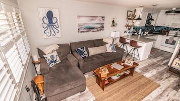 Una Smart TV, libros, una pantalla de ordenador, una impresora