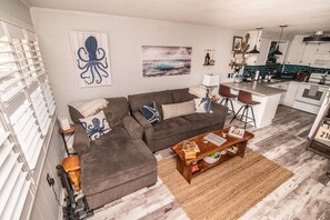 Älytelevisio, kirjoja, tietokoneen näyttö, tulostin