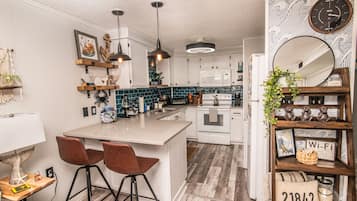 Frigorífico, microondas, horno y placa de cocina