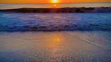 Ubicación cercana a la playa y tumbonas