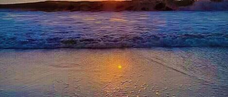 Una playa cerca, sillas reclinables de playa