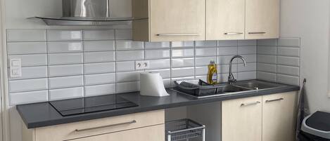 Réfrigérateur, four, plaque de cuisson, cafetiÚre/bouilloire