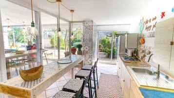 Réfrigérateur, micro-ondes, plaque de cuisson, cafetiÚre/bouilloire