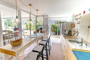 Kylskåp, mikrovågsugn, spishäll och kaffe- och tebryggare