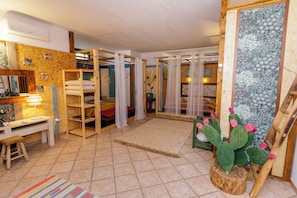 2 habitaciones, escritorio, tabla de planchar con plancha y wifi gratis 