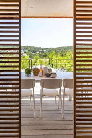 Outdoor dining - Contemporary villa with pool and dominant views Saint-Gély-du-Fesc France (Saint-Gély-du-Fesc)