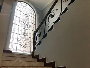 A staircase with a stained glass window featuring a floral design. - centrico, disney+, garage y minisplit(con factura) (Torreón)