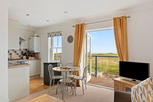 Surf Deck - Spectacular Views, Close to Beach