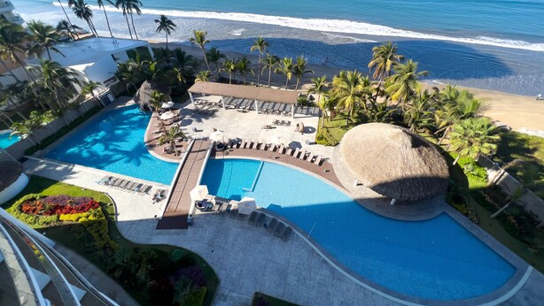 A resort with a large swimming pool, lounge areas, and a beach view. - Increible depa con vista al mar. Z.dorada(factura) (Mazatlán)