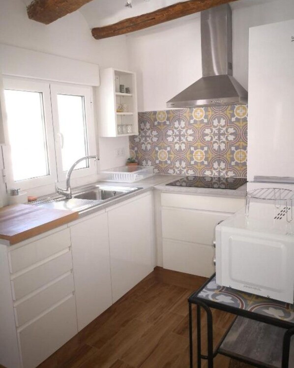 Fridge, cookware/dishes/utensils