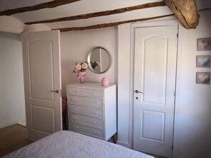 4 bedrooms, soundproofing, iron/ironing board