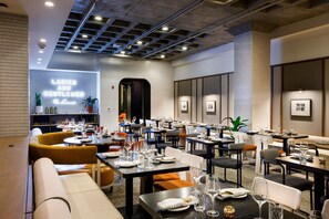 Breakfast, lunch and dinner served - Hotel Indy, Indianapolis, a Tribute Portfolio Hotel (Indianapolis)