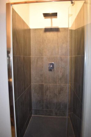 Dusche, Haartrockner, Bidet, Handtücher