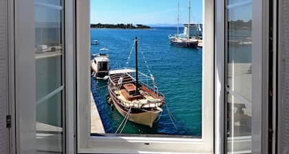 A2 - Cozy Apartment, Best Location in Supetar