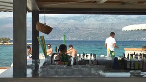 A bar area with a view of the sea and mountains. - A2 - Cozy Apartment, Best Location in Supetar (Supetar)