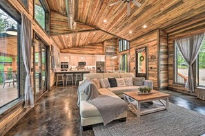 Living area - Upscale cabin-patio oasis-relaxing spa-book3get1free. (Broken Bow)